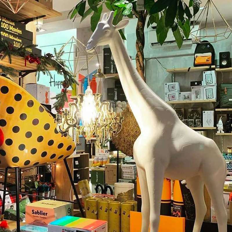 GIRAFFE IN LOVE