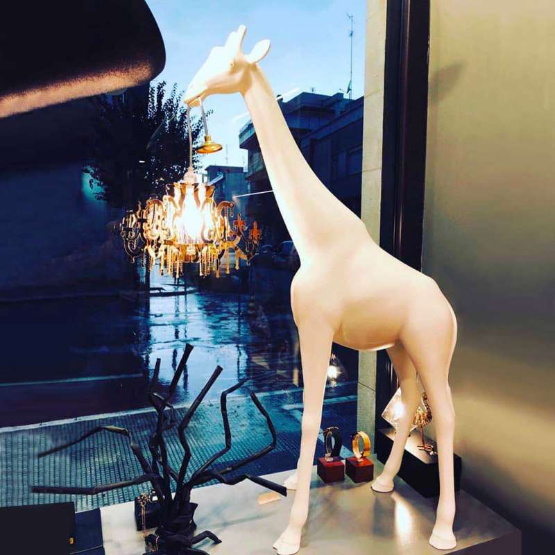 GIRAFFE IN LOVE